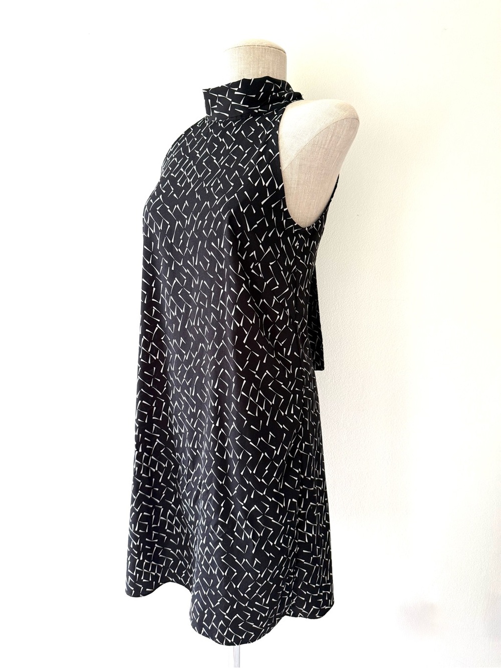 Banana Republic Black White Abstract Geometric Print Tie-Neck Halter Shift Dress - Picture 5 of 12